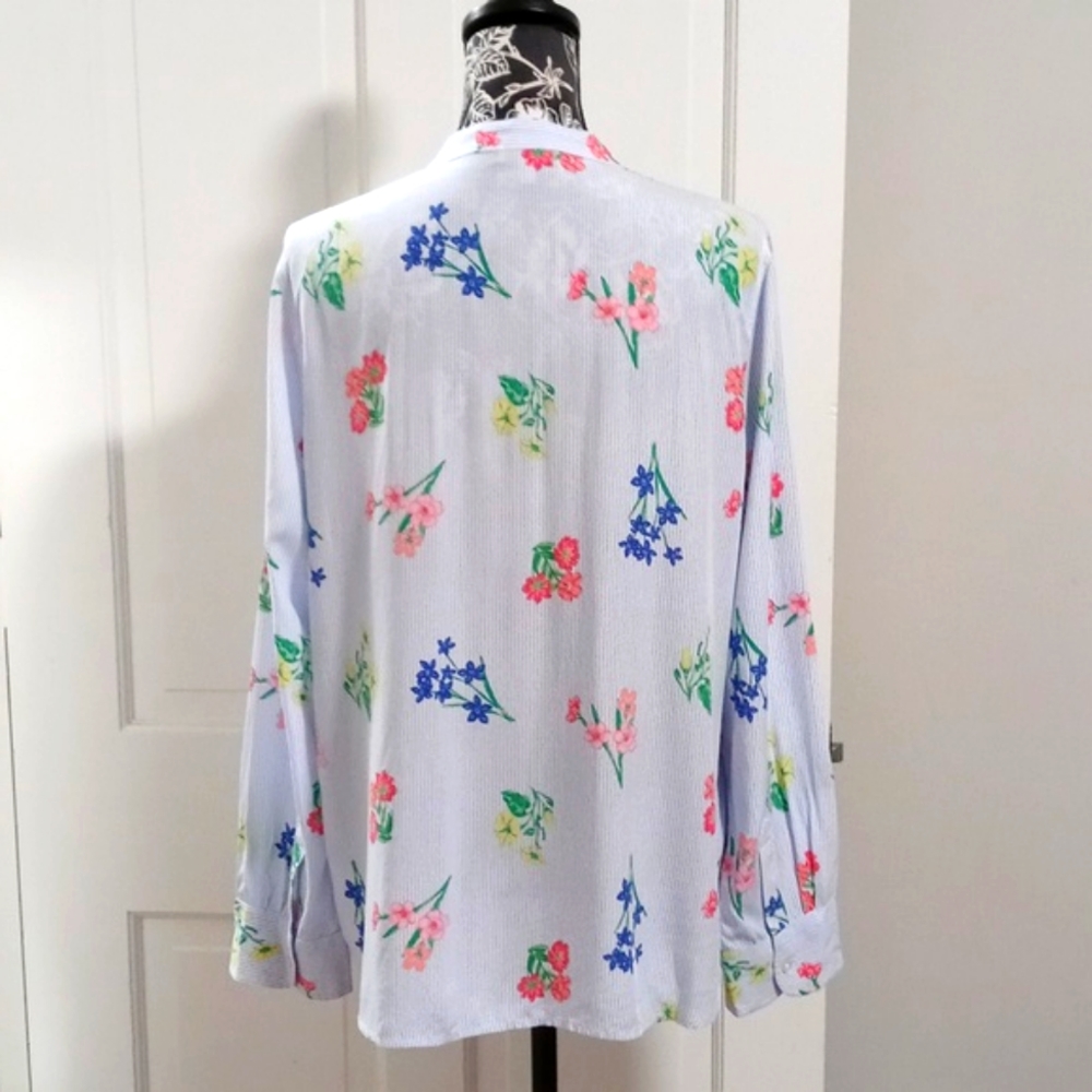 💐Talbots💐- Multicolor Floral Quarter Button L/S Top - Picture 2 of 9